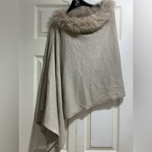 Joseph Ribkoff Beige/Grey Faux Fur Sweater knit poncho in Size OS - Picture 6 of 6